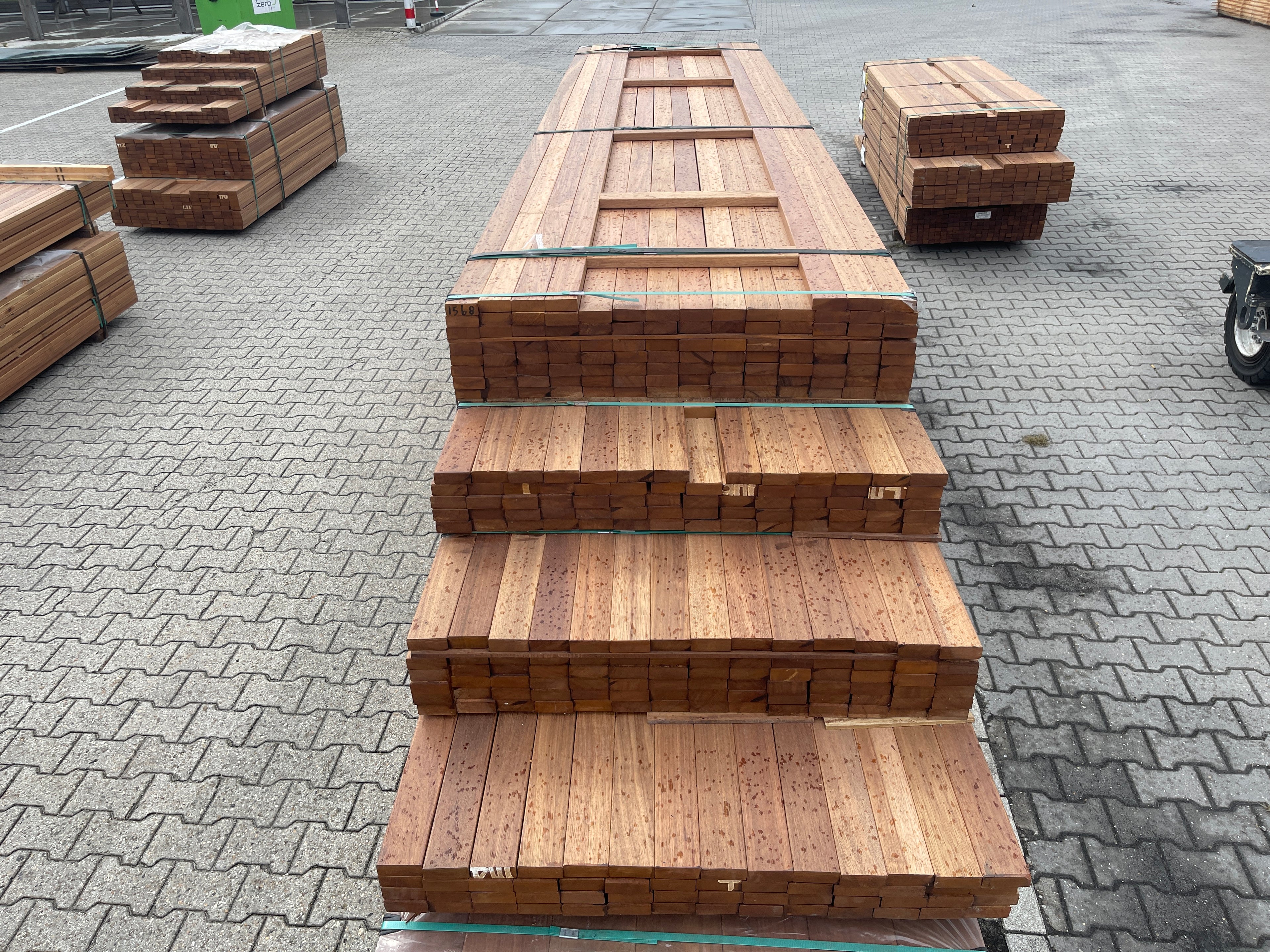 Guyana Teak Planken Geschaafd 27x70mm - Lengte 395-485cm, 314 stuks
