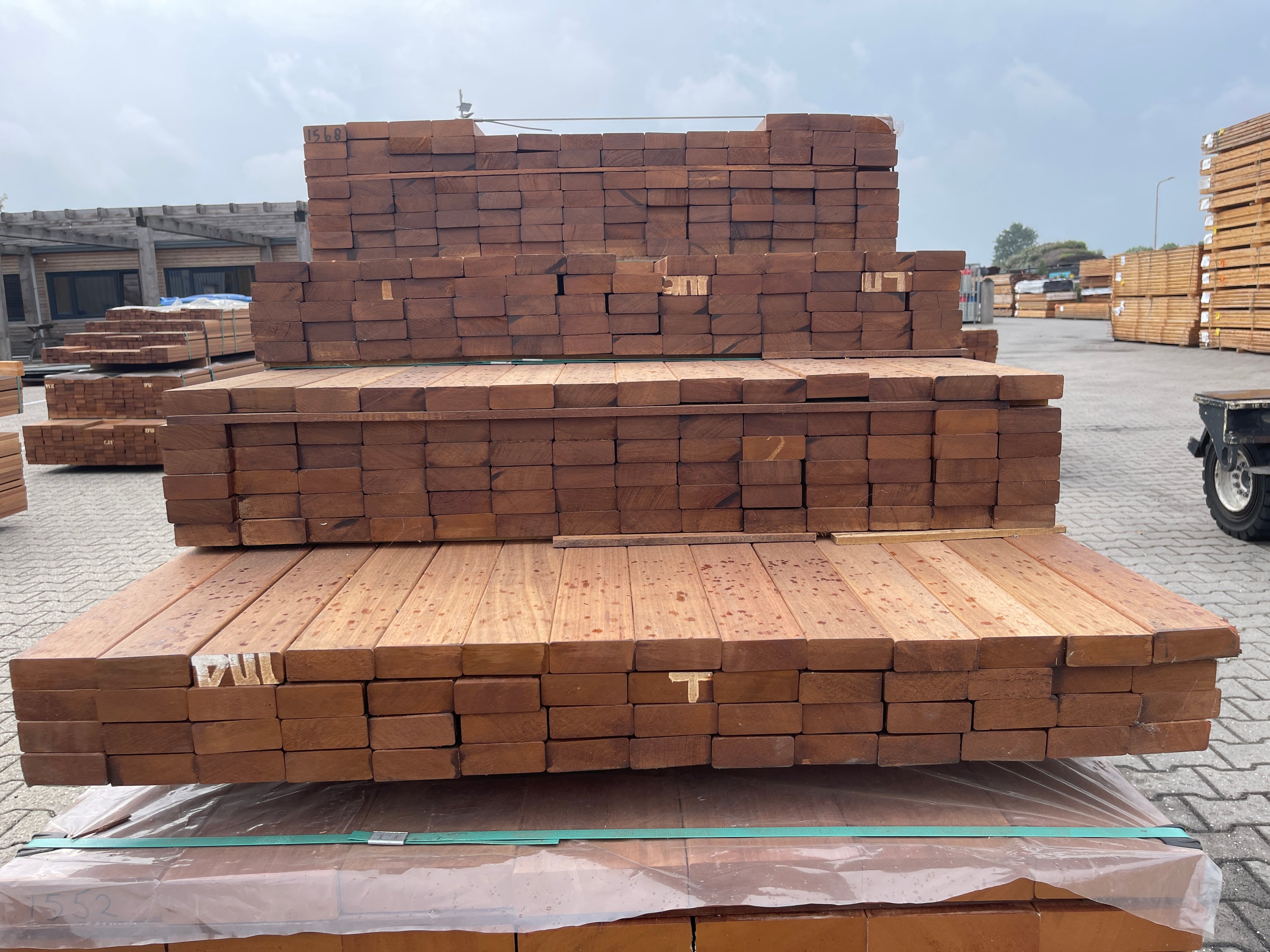 Guyana Teak Planken Geschaafd 27x70mm - Lengte 395-485cm, 314 stuks
