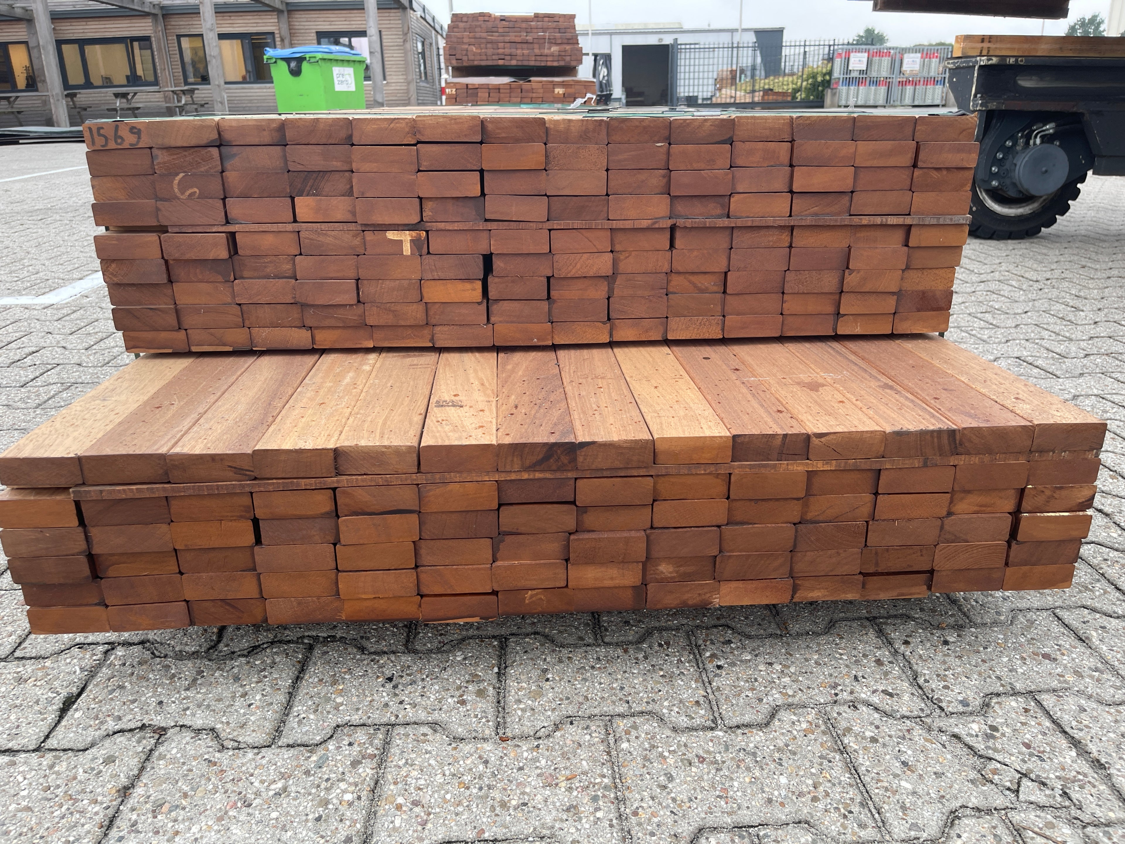 Guyana Teak Planken Geschaafd 27x70mm - Lengte 335-365cm, 210 stuks