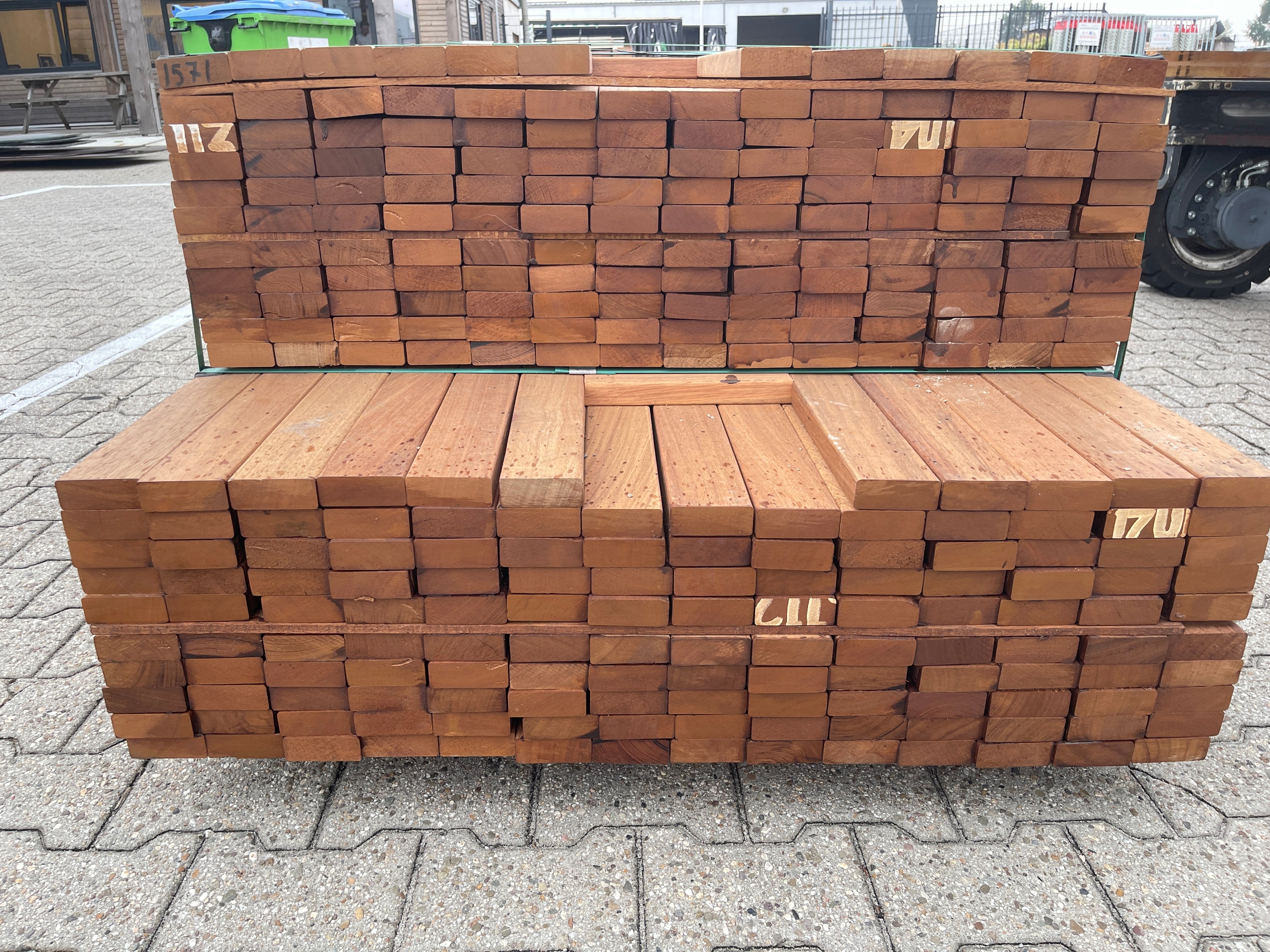 Guyana Teak Planken Geschaafd 27x70mm - Lengte 215-245cm, 289 stuks