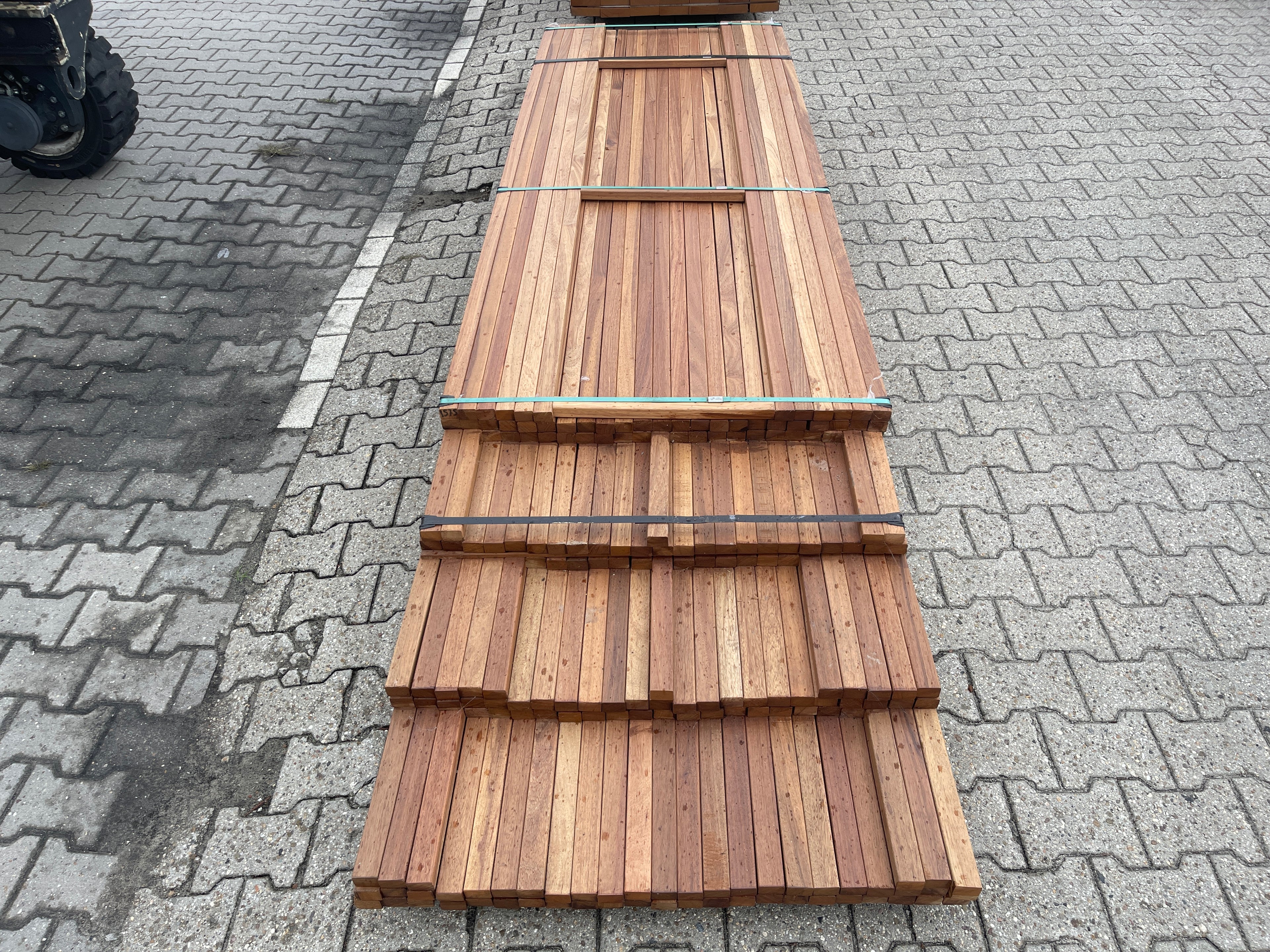 Guyana Teak Latten Geschaafd 27x40mm - Lengte 245-335cm, 196 stuks