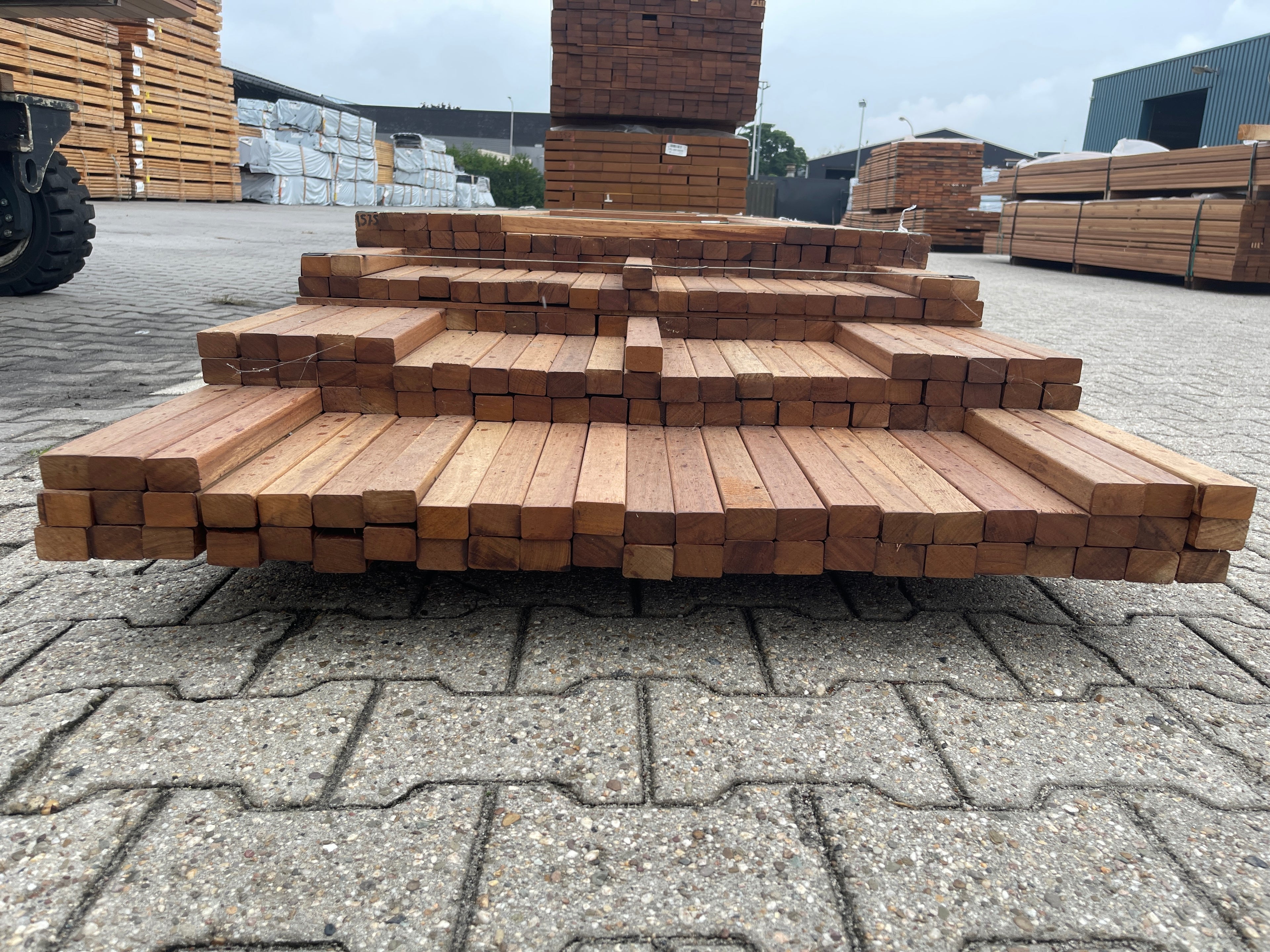 Guyana Teak Latten Geschaafd 27x40mm - Lengte 245-335cm, 196 stuks