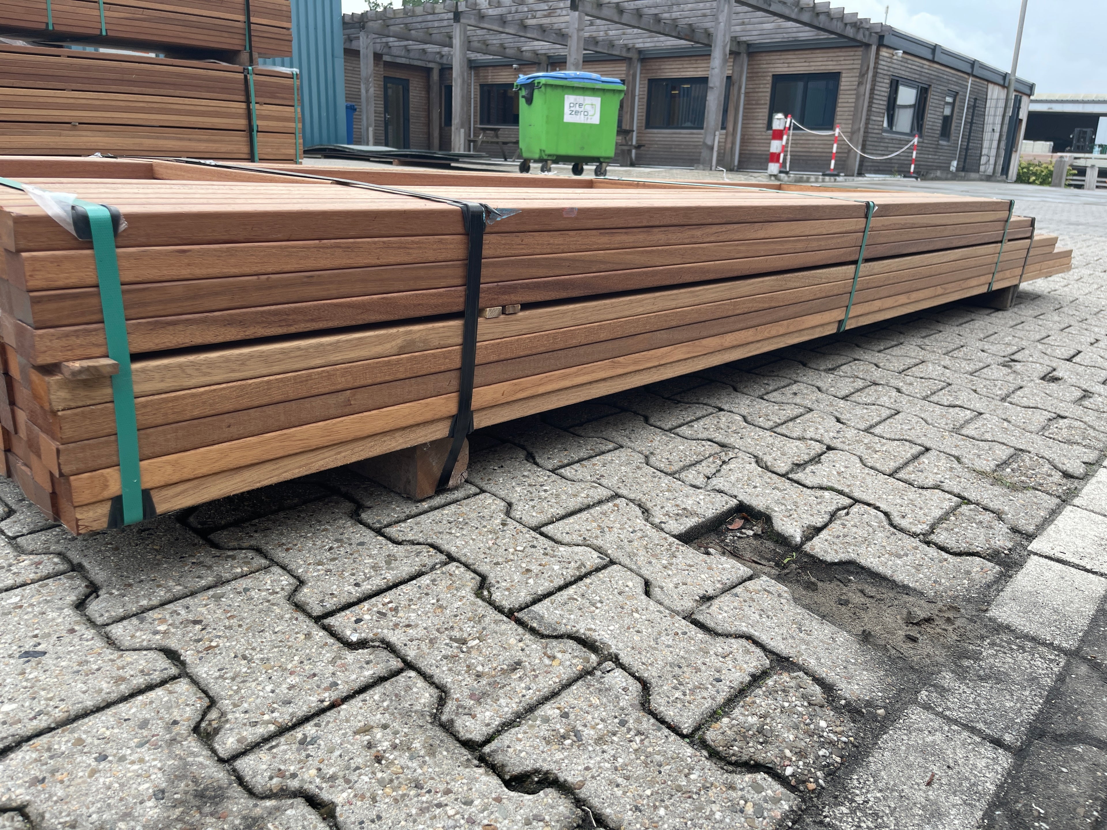 Guyana Teak Latten Geschaafd 27x40mm - Lengte 245-335cm, 196 stuks