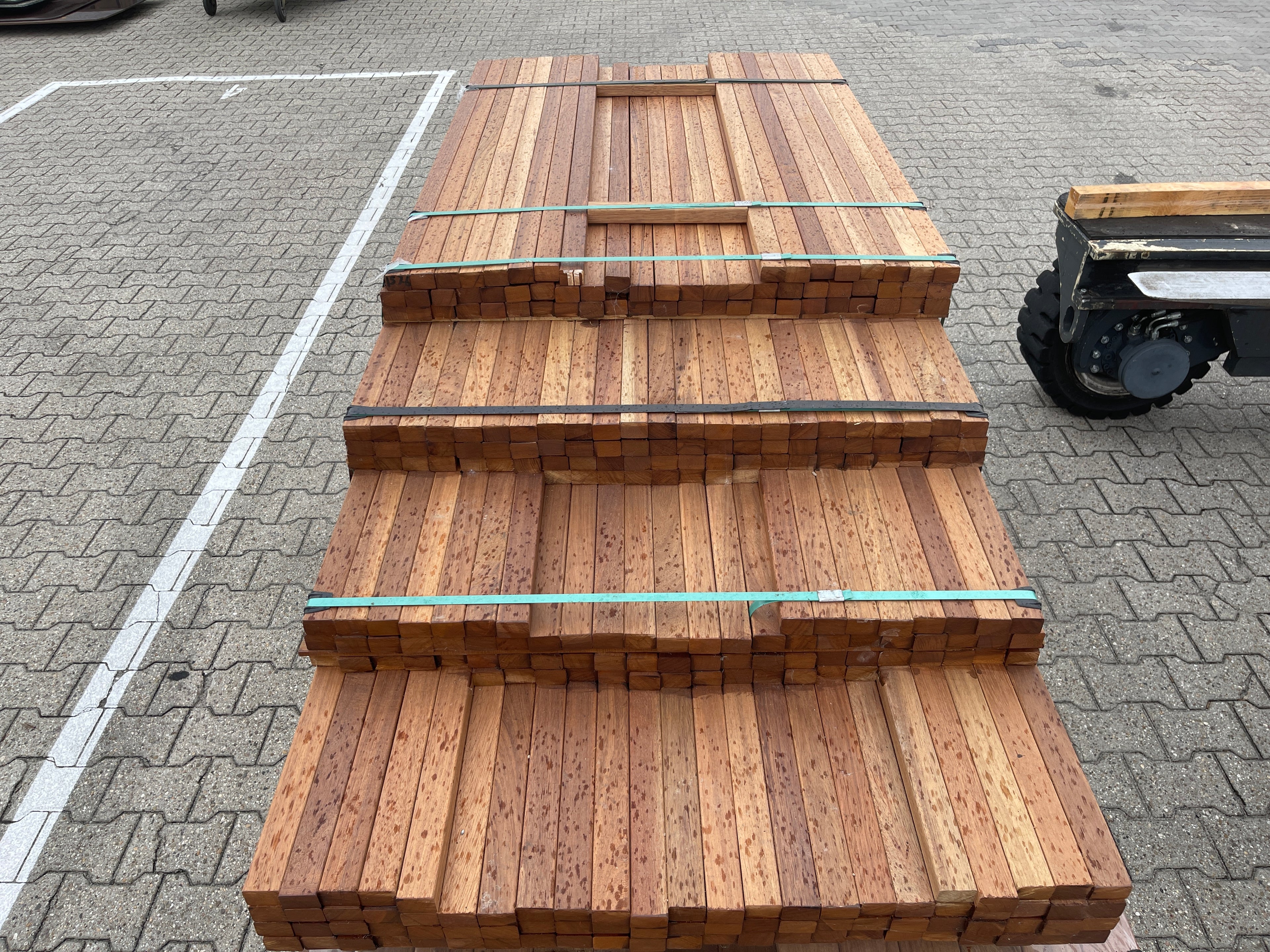 Guyana Teak Latten Geschaafd 27x40mm - Lengte 125-215cm, 292 stuks