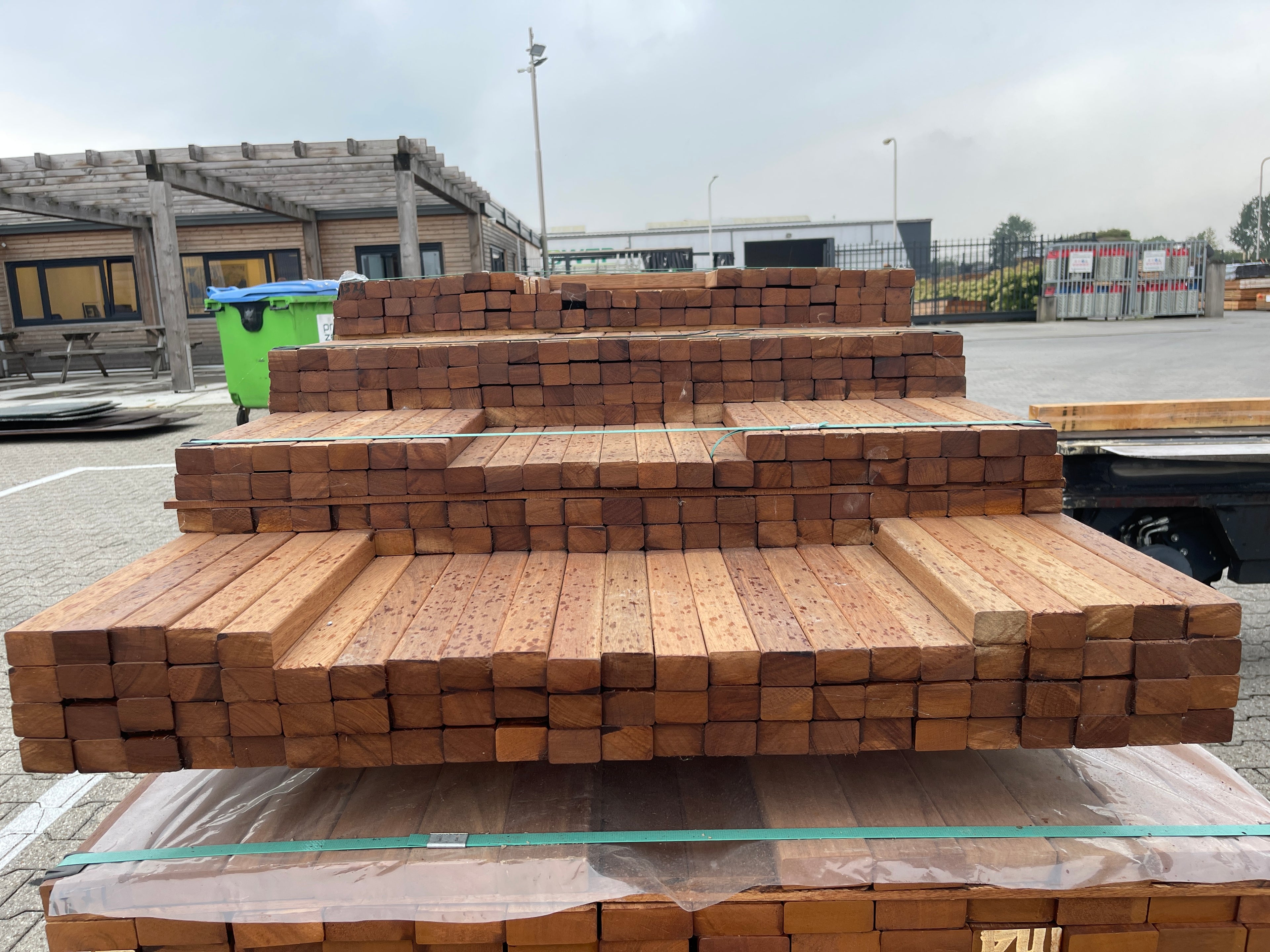 Guyana Teak Latten Geschaafd 27x40mm - Lengte 125-215cm, 292 stuks