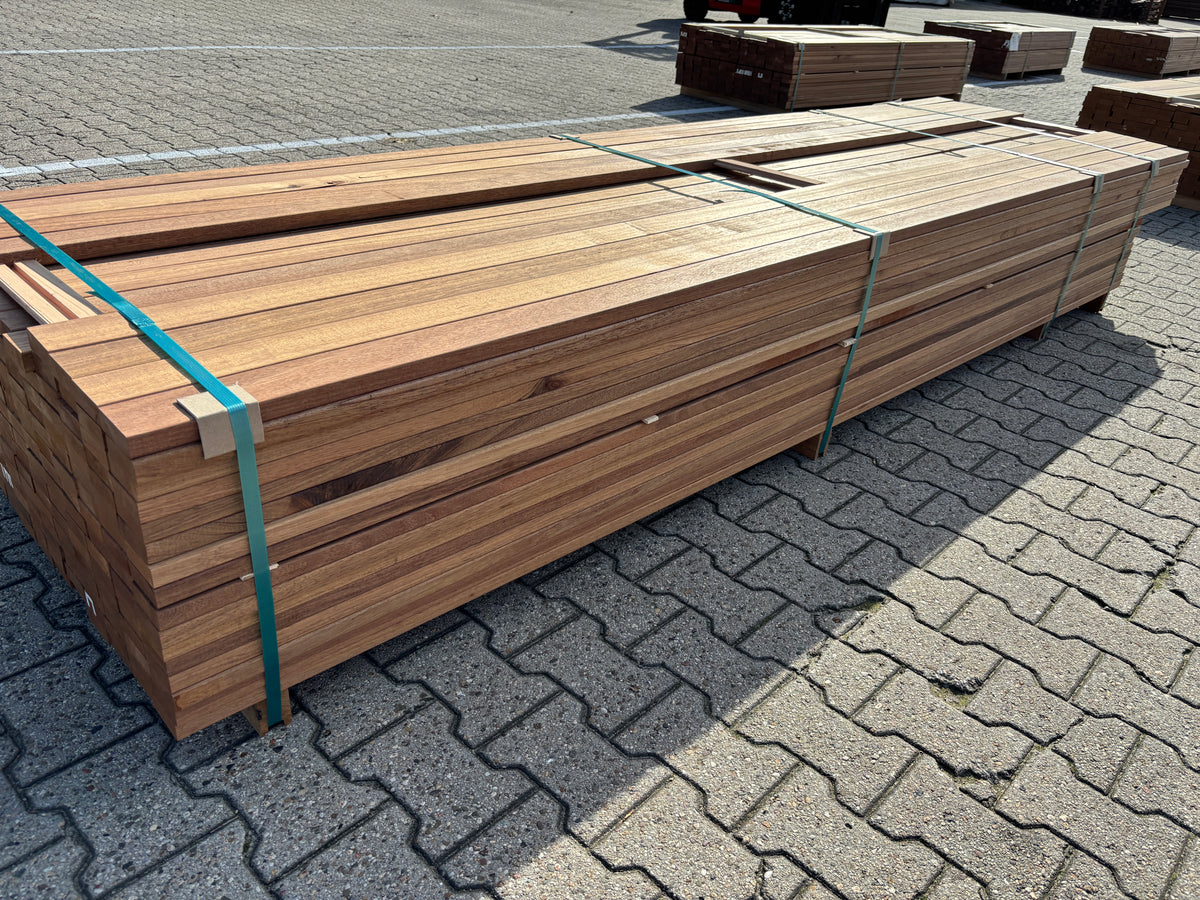 Guyana Teak Planken Geschaafd 25x70mm - Lengte 305-335cm, 204 stuks