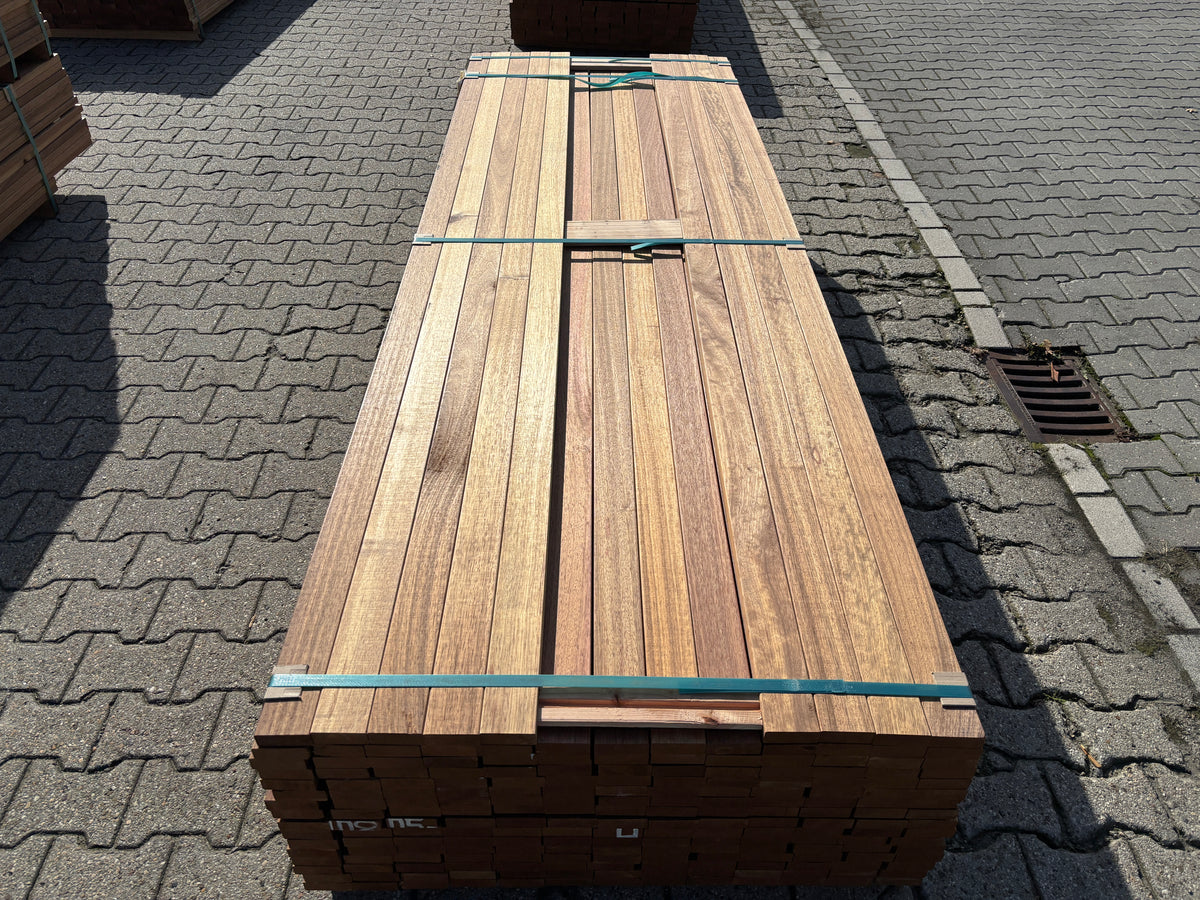 Guyana Teak Planken Geschaafd 25x70mm - Lengte 275cm, 204 stuks