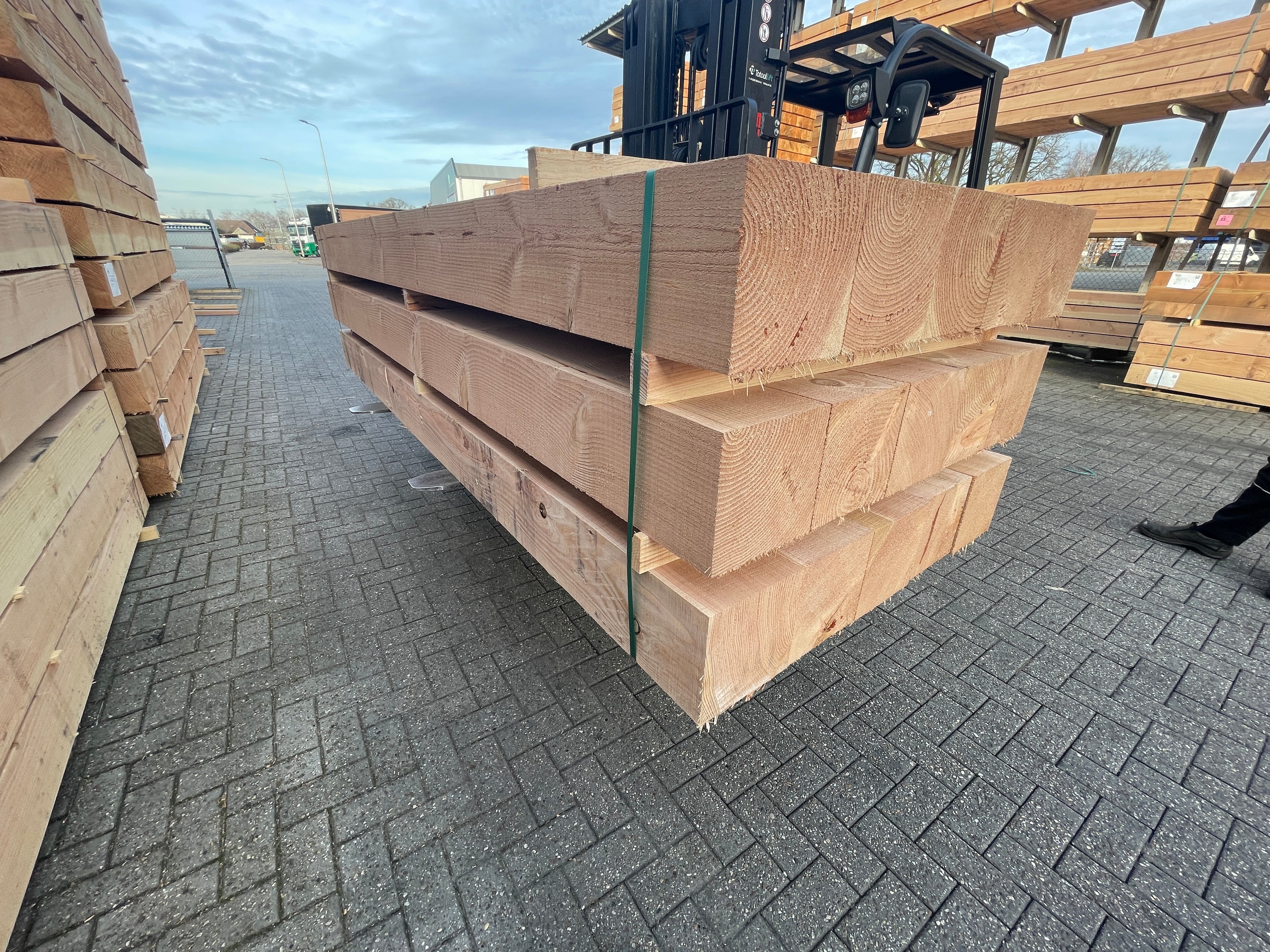Douglas Balken Fijnbezaagd 200x200mm