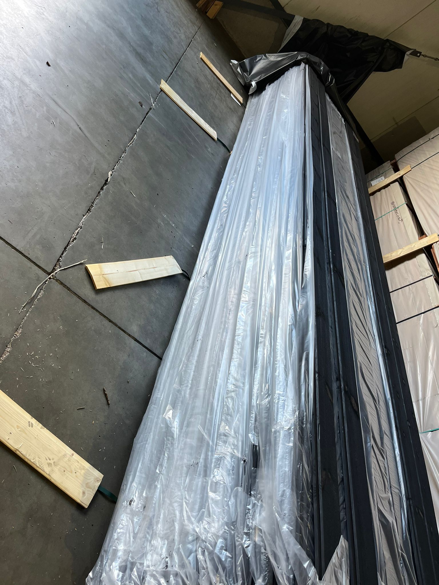 Grenen Channelsiding Zwart Gecoat 18x140mm
