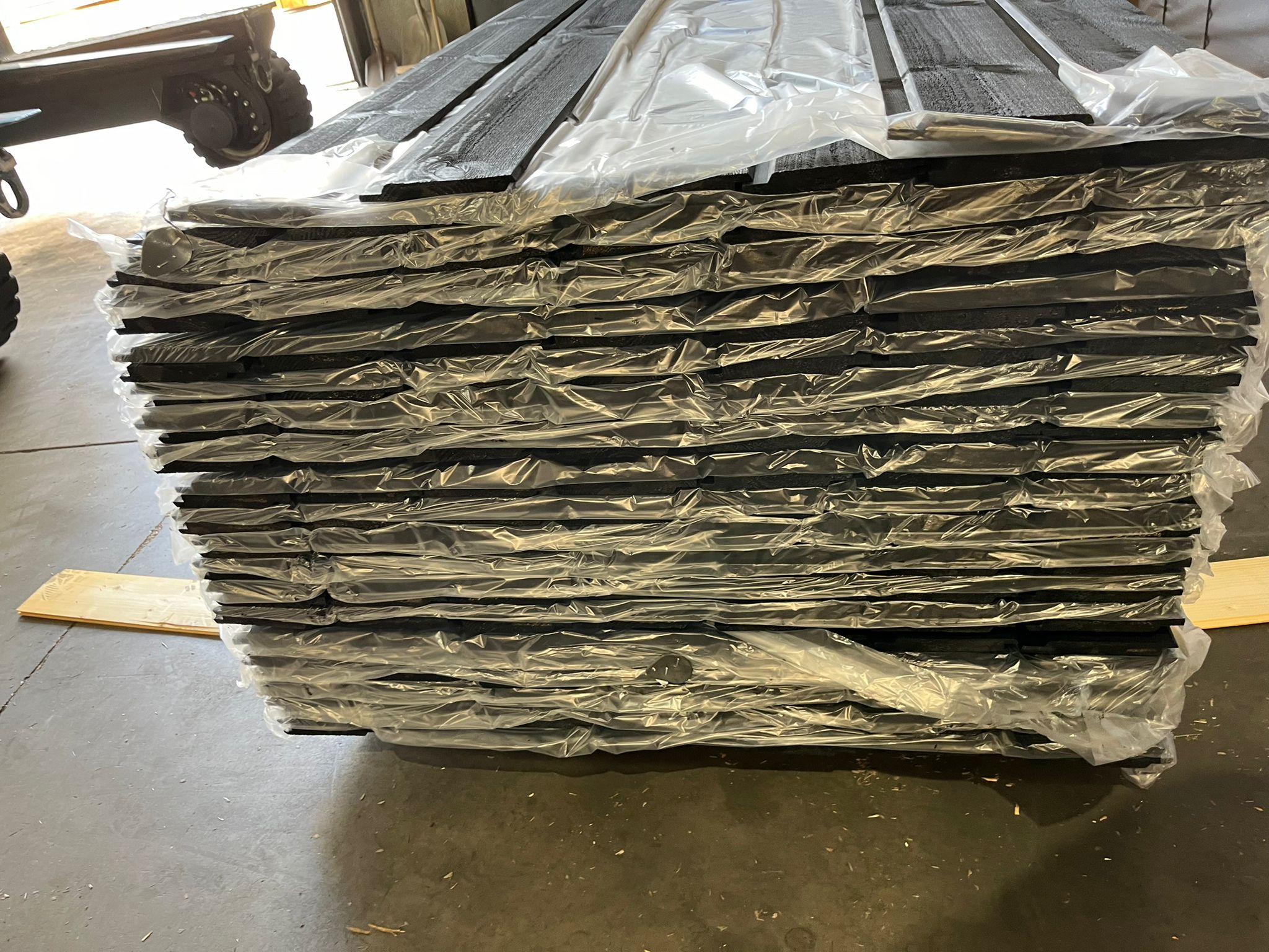 Grenen Channelsiding Zwart Gecoat 18x140mm
