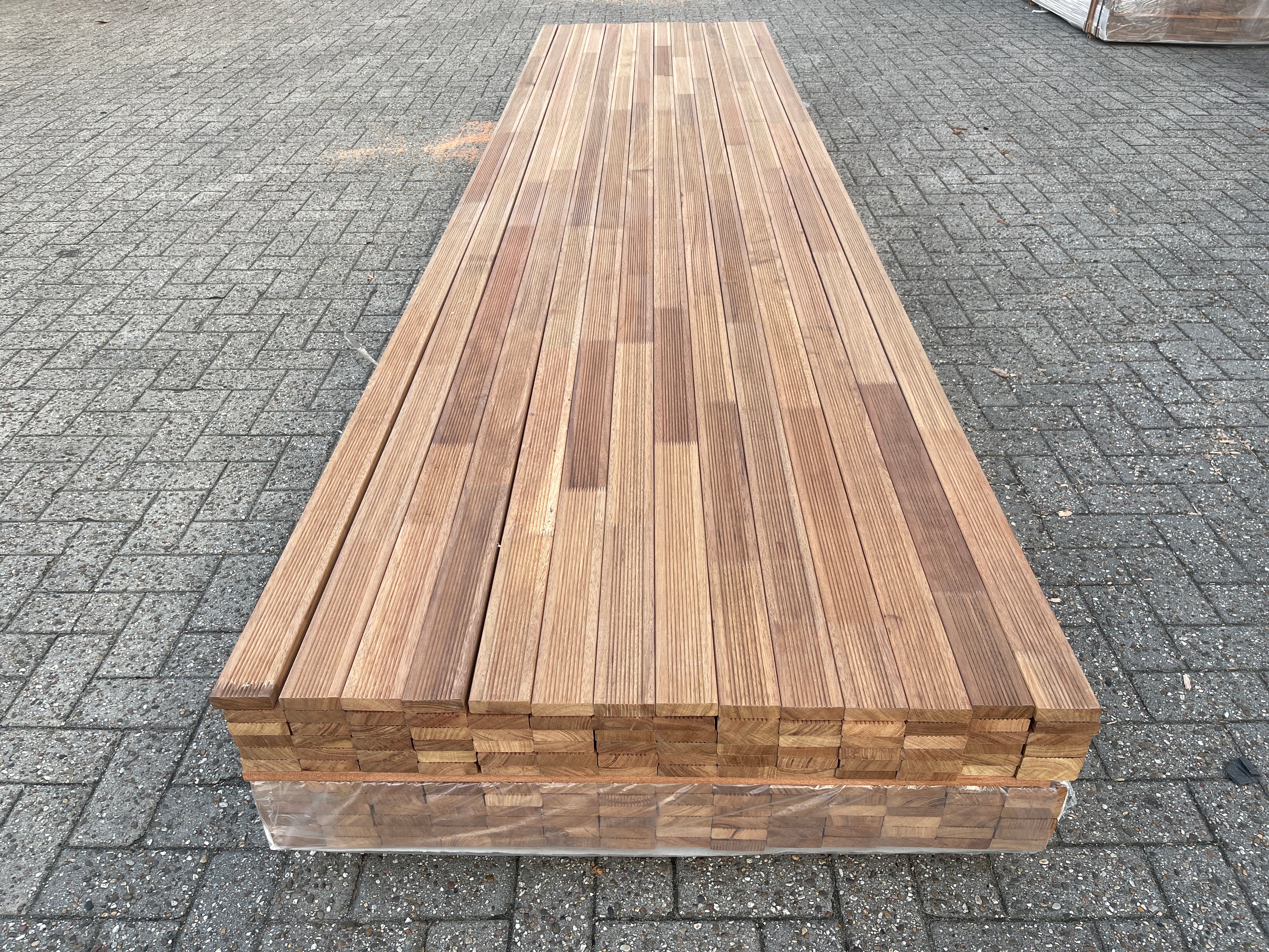 Guyana Teak Vlonderplanken Gevingerlast 21x70mm