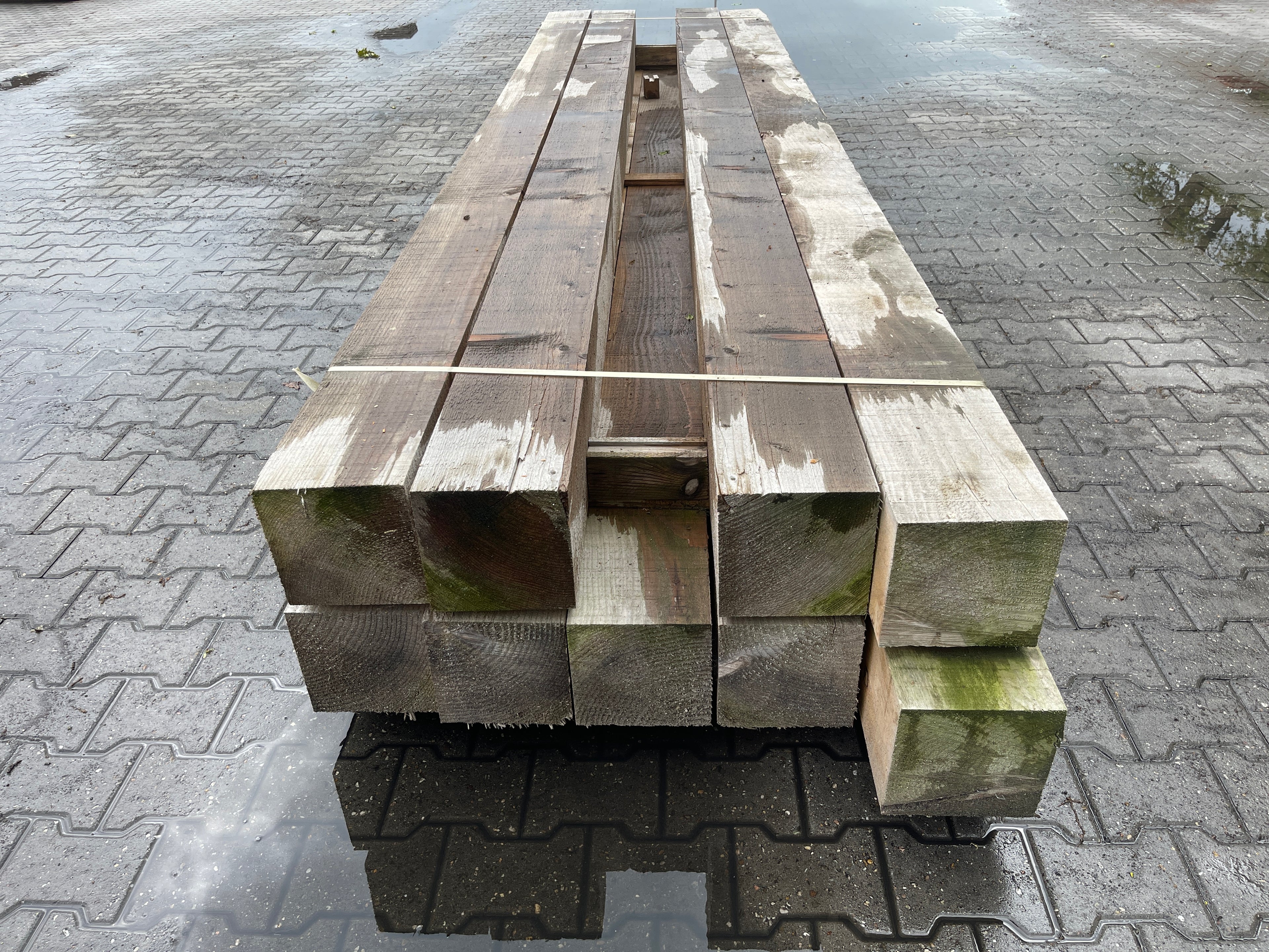 Douglas Balken Fijnbezaagd 200x200mm - Lengte 400cm, 9 stuks