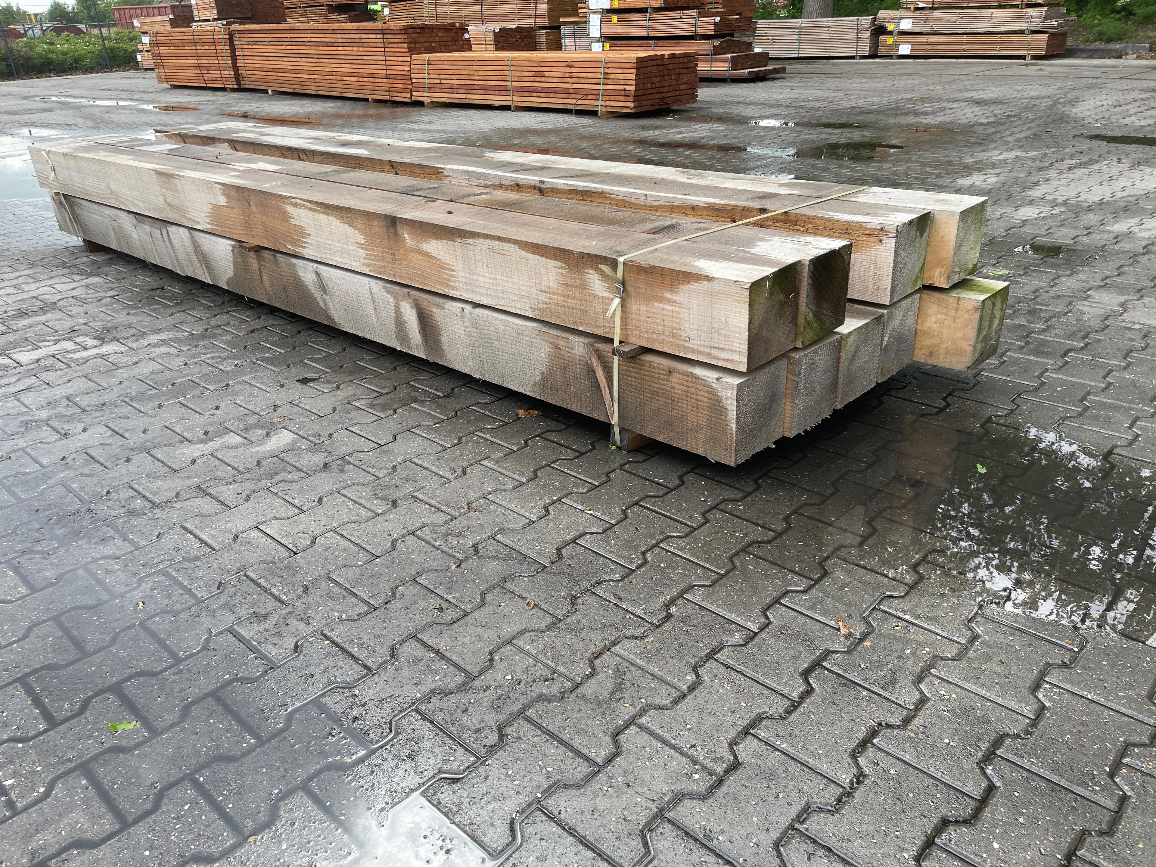 Douglas Balken Fijnbezaagd 200x200mm - Lengte 400cm, 9 stuks