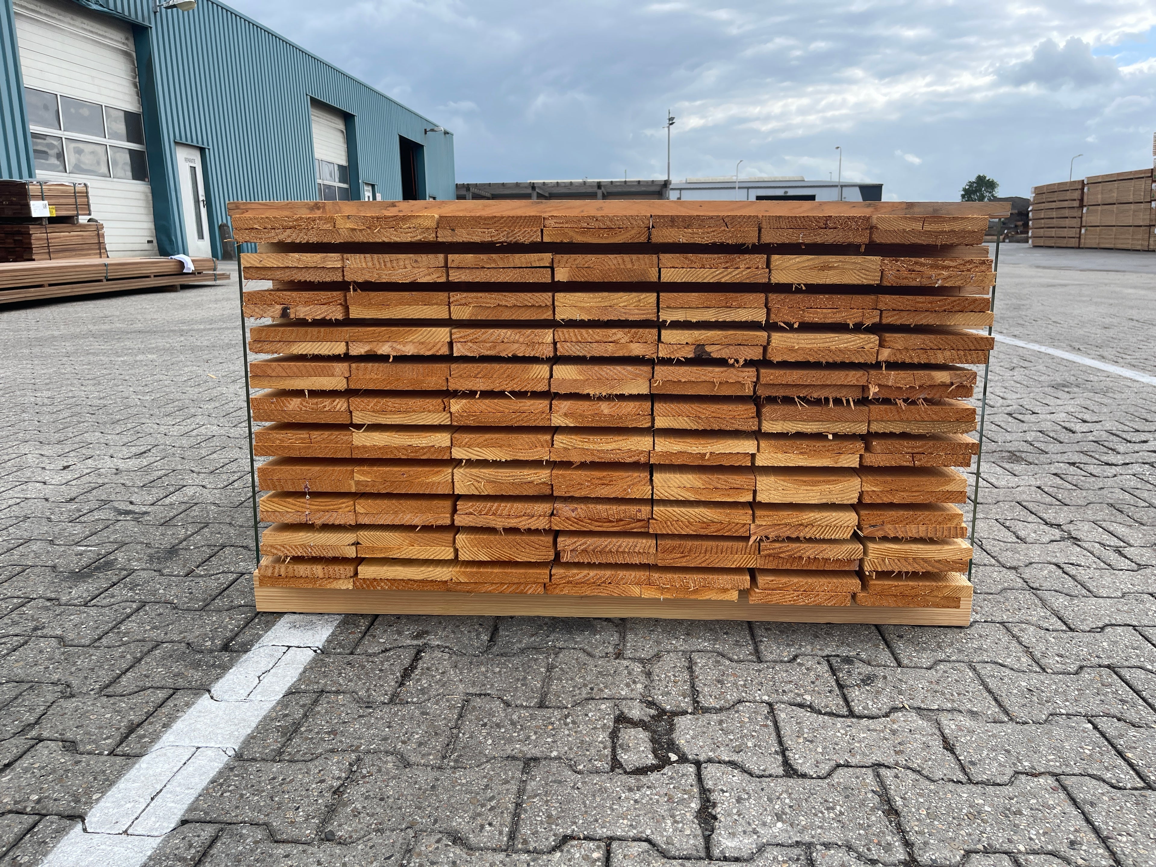 Douglas Planken Fijnbezaagd 18x150mm - Lengte 300cm, 154 stuks