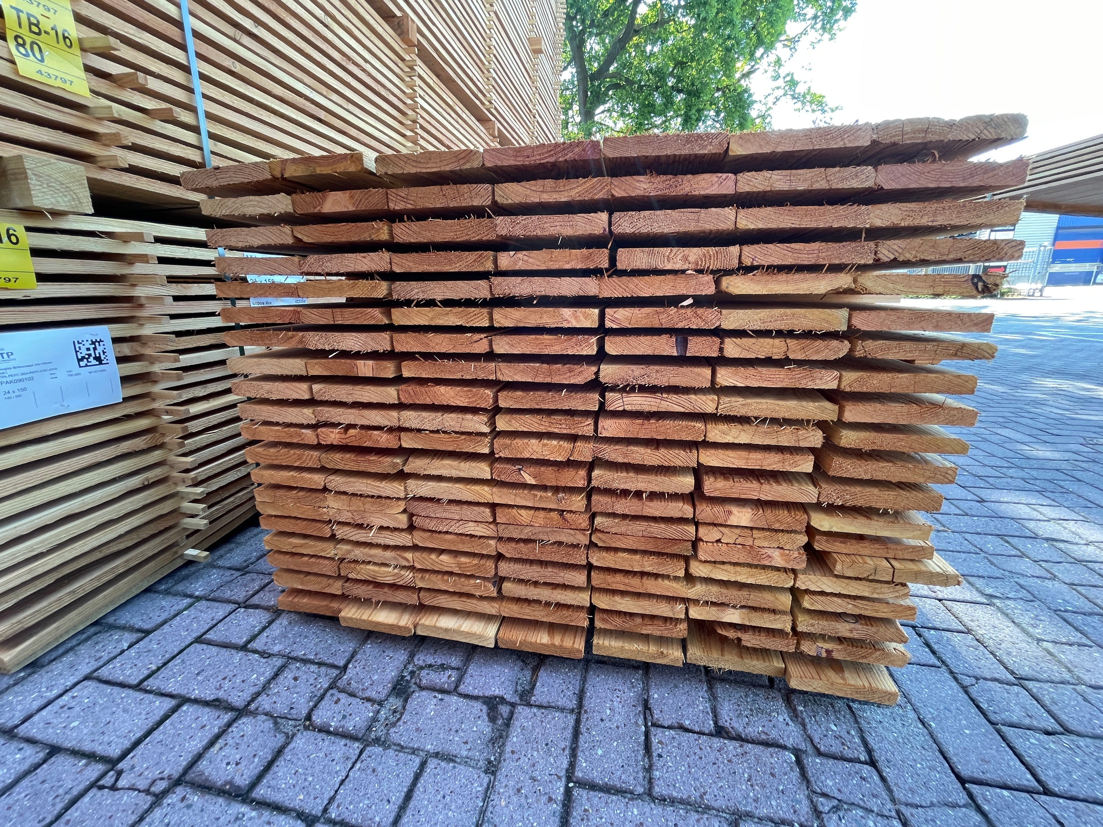 Douglas Planken Fijnbezaagd 24x150mm, Lengte 400cm, 140 stuks