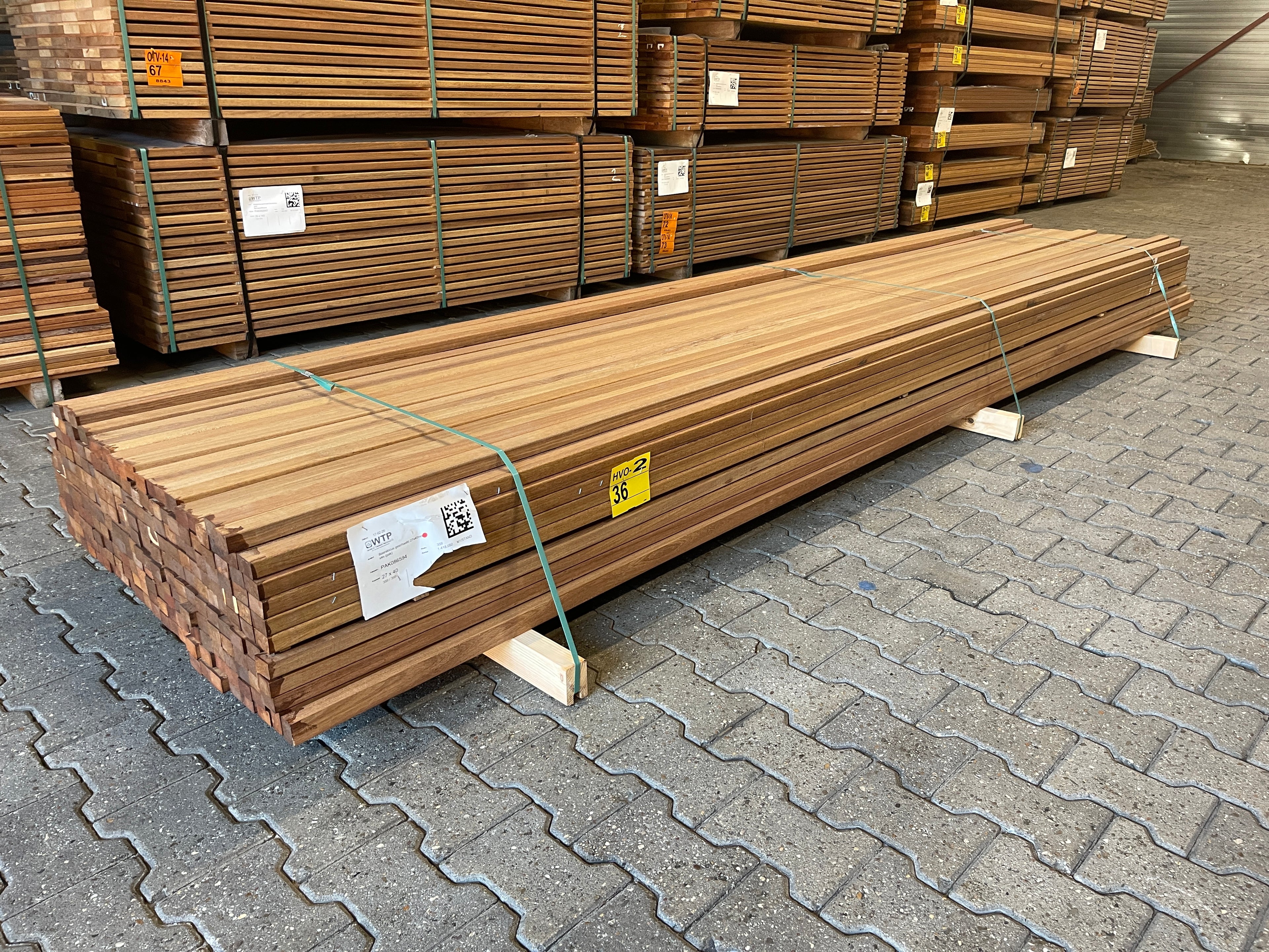 Guyana Teak Latten Geschaafd 27x40mm - Lengte 395cm, 230 stuks