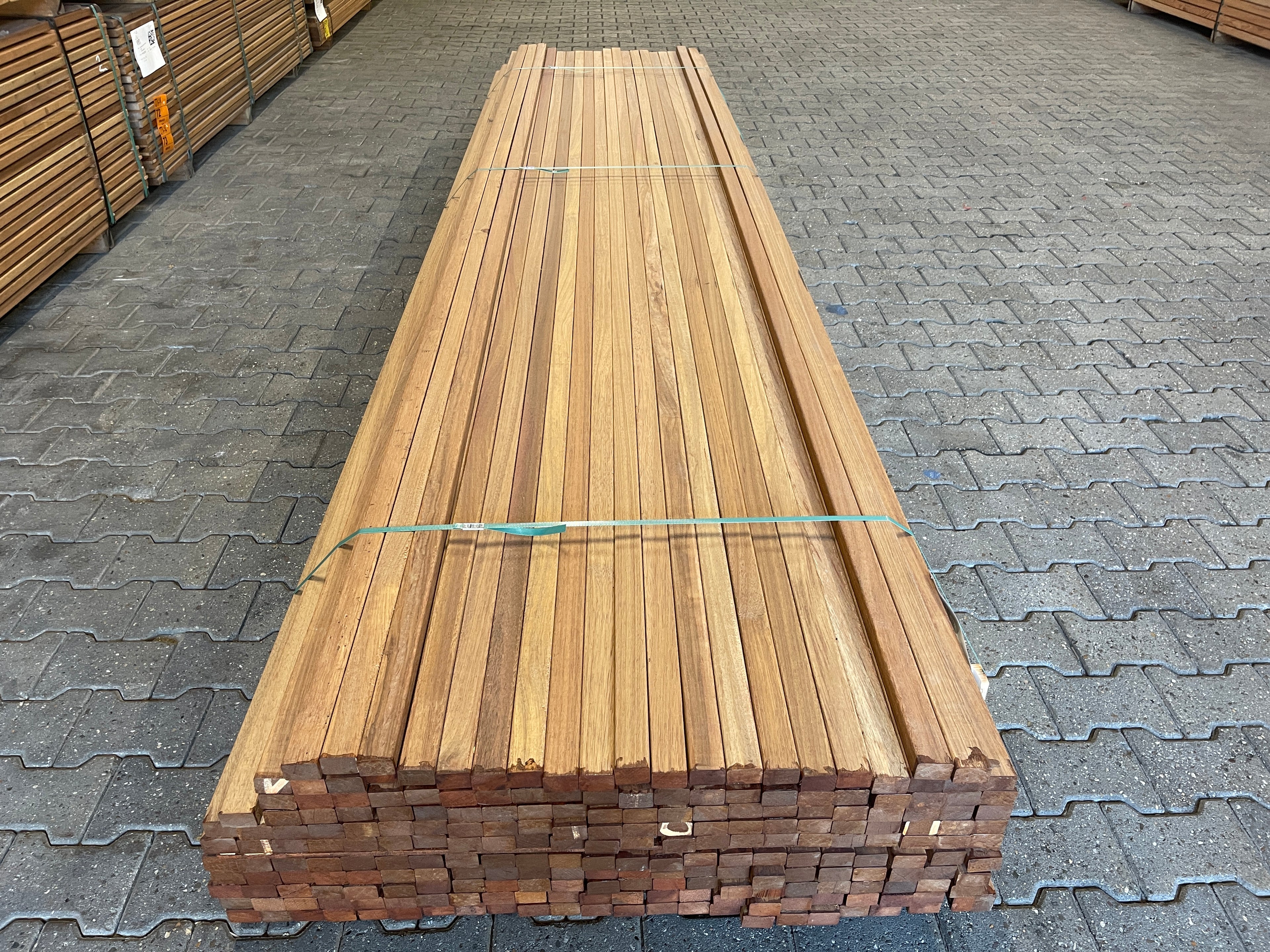 Guyana Teak Latten Geschaafd 27x40mm - Lengte 395cm, 230 stuks