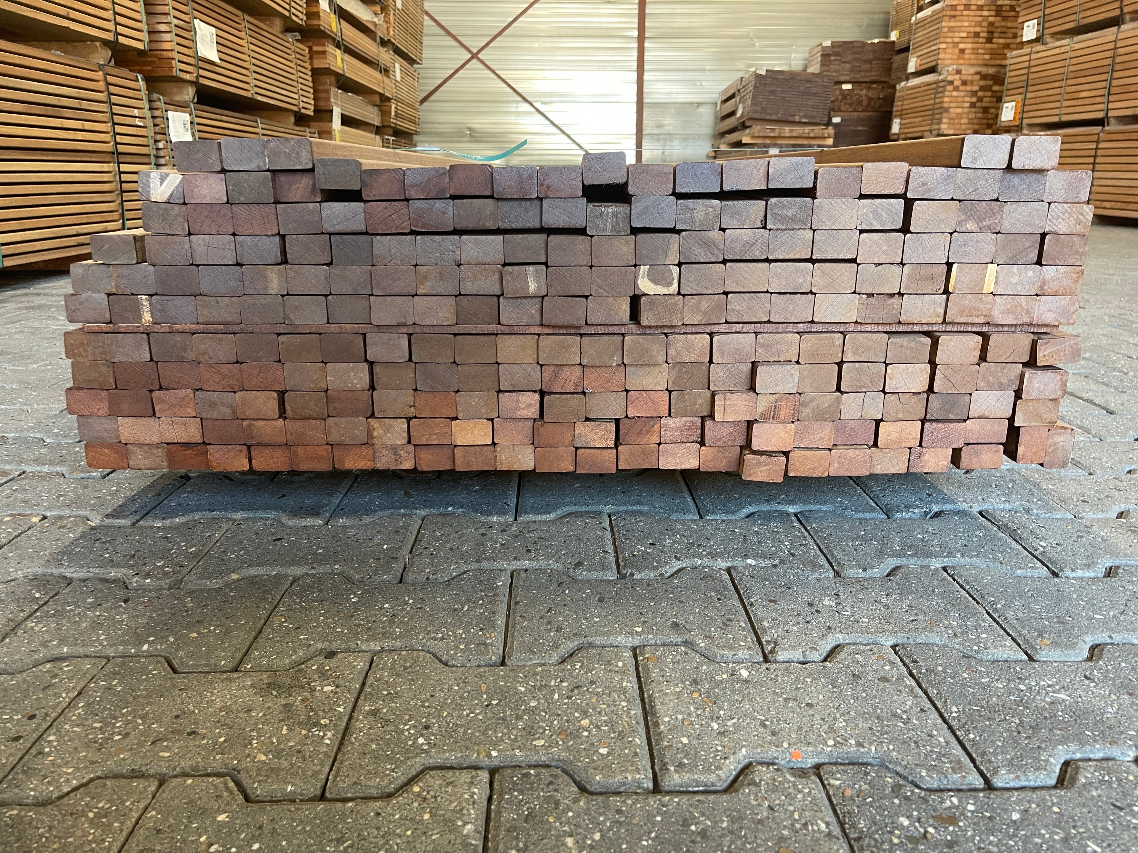Guyana Teak Latten Geschaafd 27x40mm - Lengte 395cm, 230 stuks