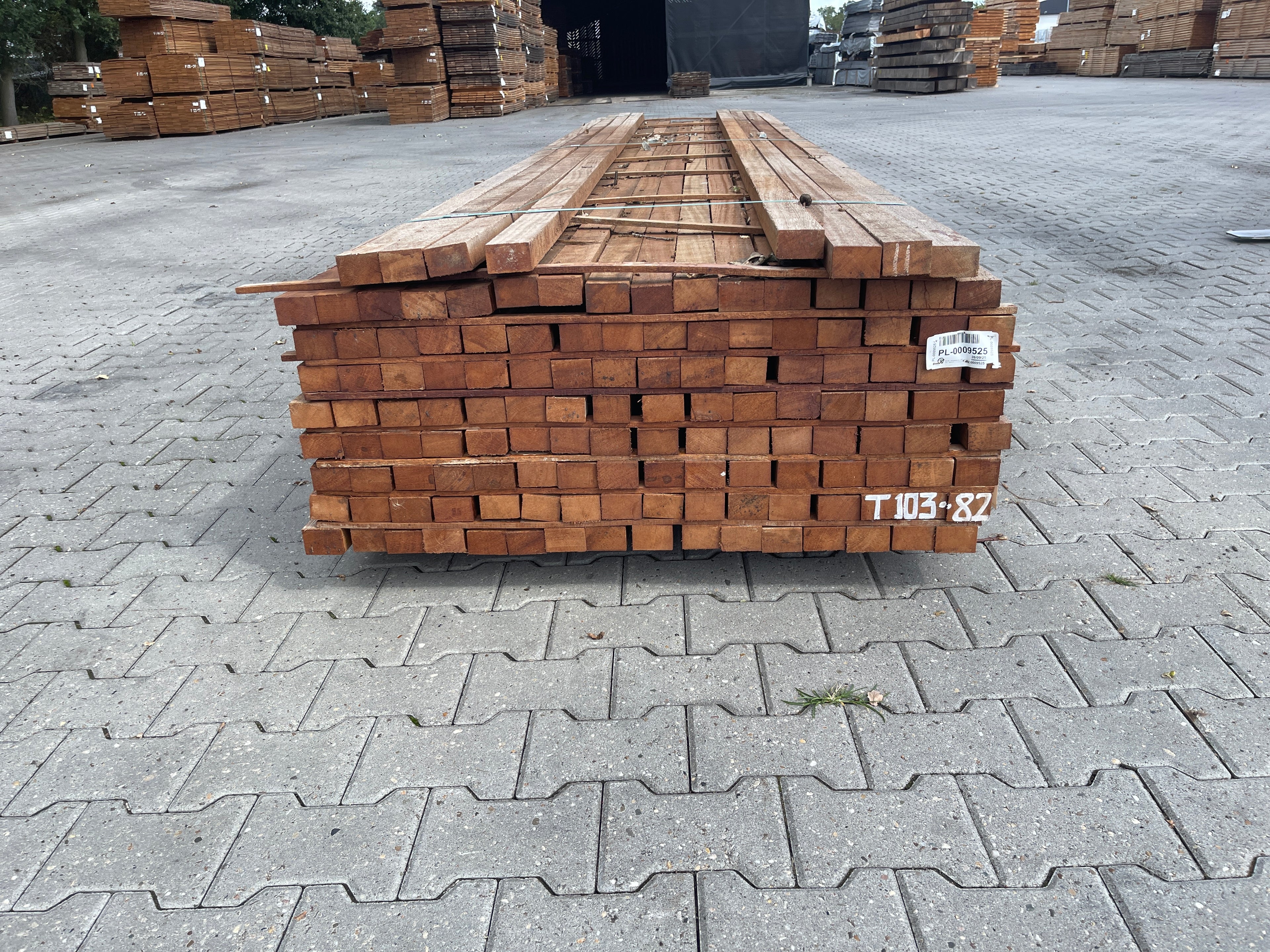 Angelim Pedra Onderliggers Fijnbezaagd 40x60mm - lengte 435cm, 136 stuks